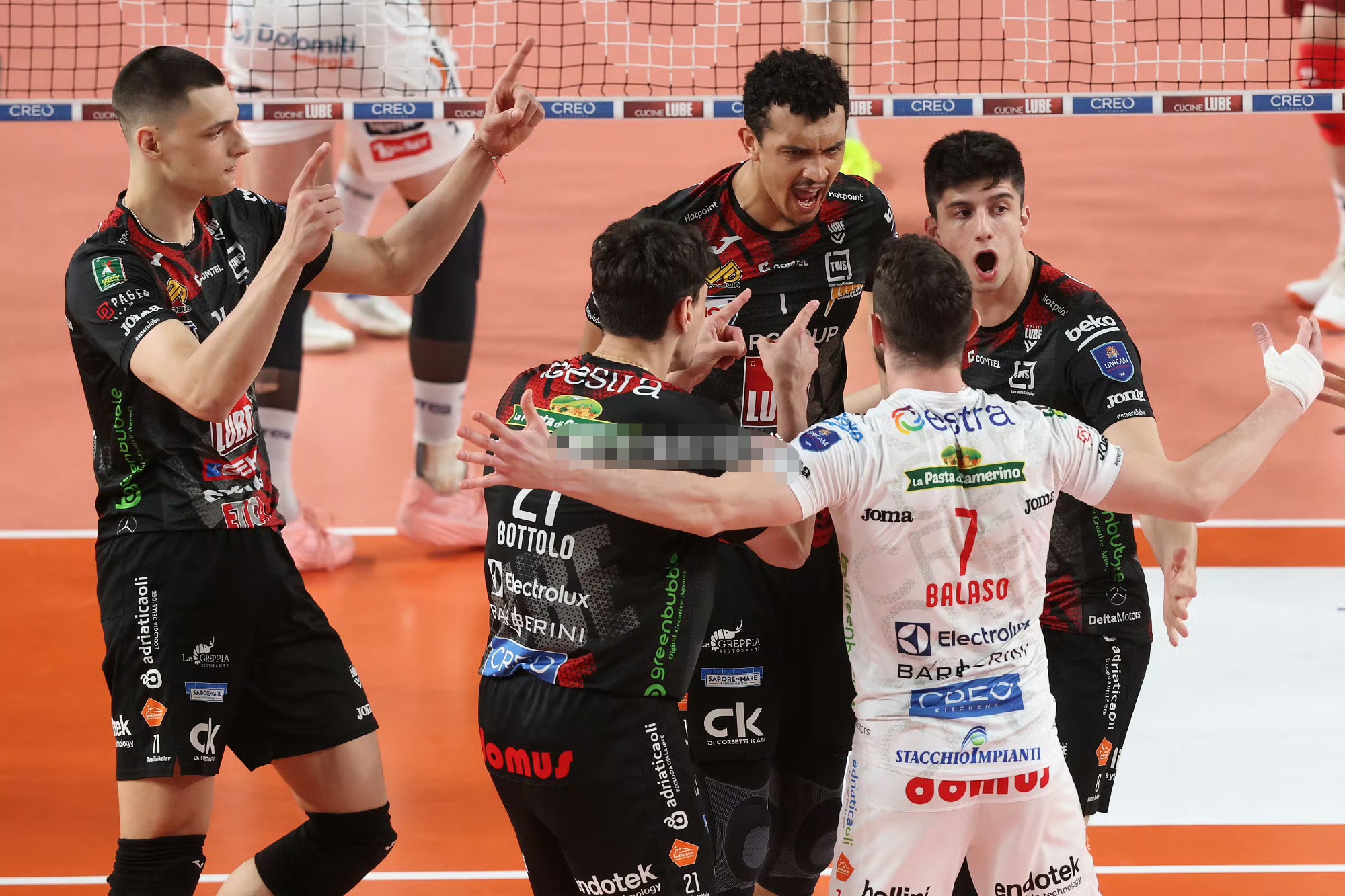 意大利联赛季前热身赛精彩纷呈，球员表现抢眼