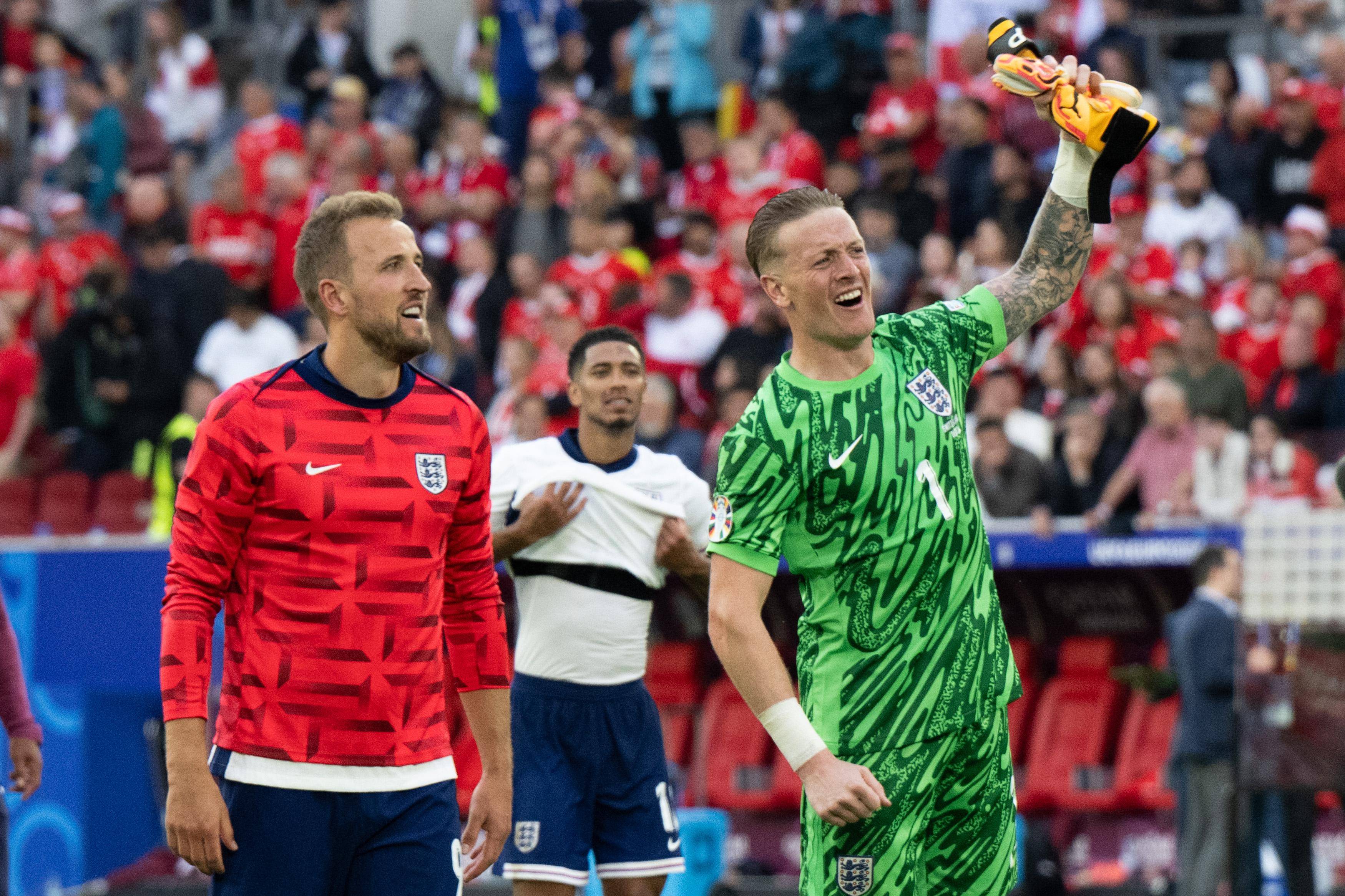 包含英格兰队备战欧洲联赛，力争突破困境的词条