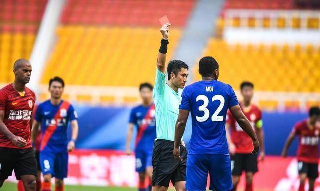 包含主力球员累积黄牌禁赛，团队寻找替补方案的词条