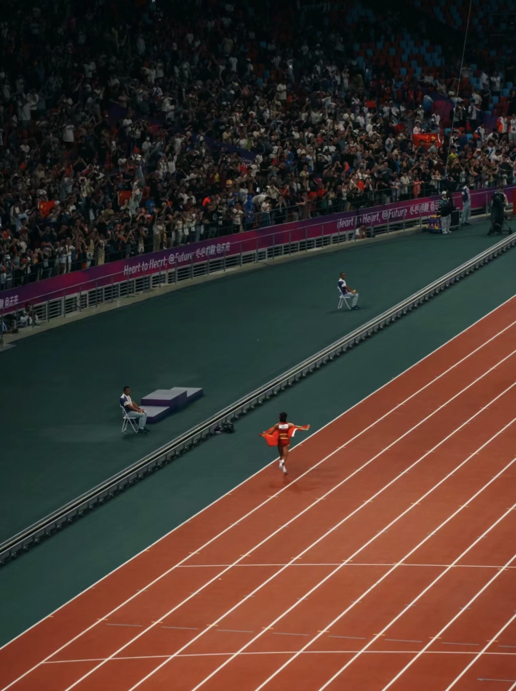 冲刺瞬间惊心动魄，选手触碰终点线的简单介绍