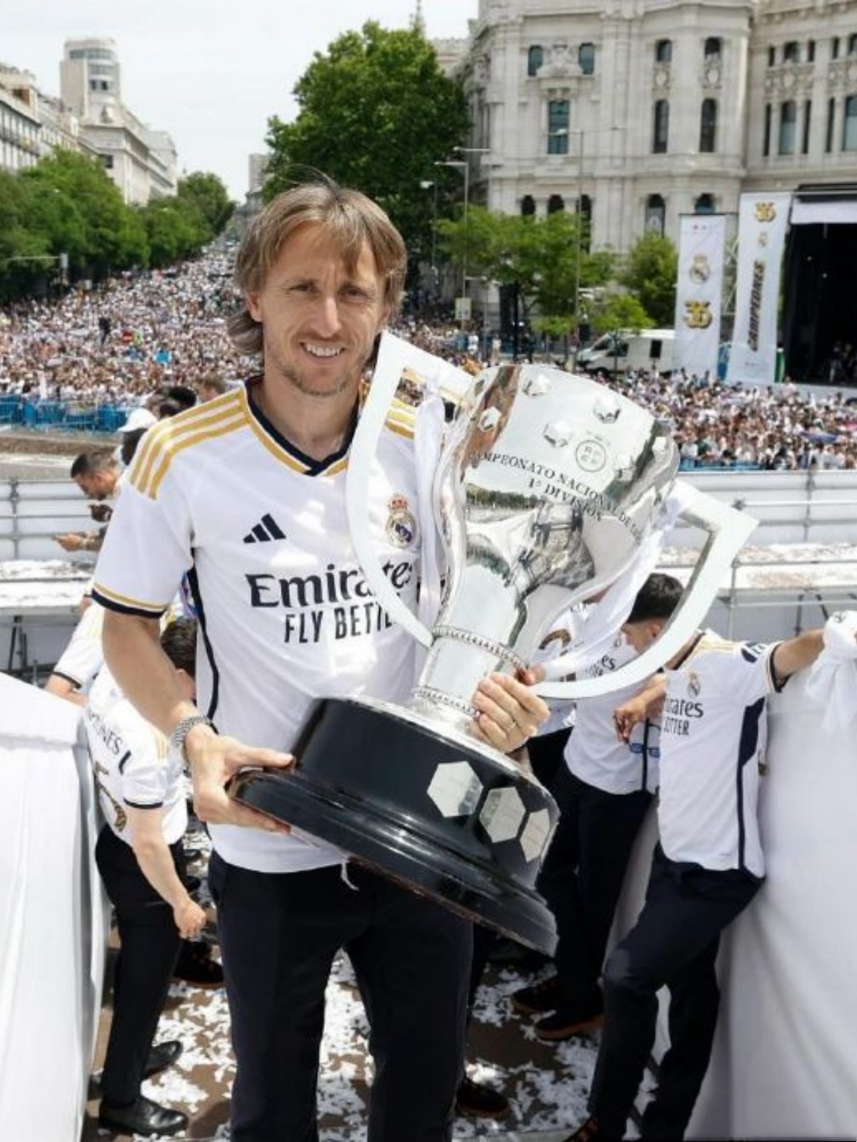 足球运动员精彩表现,赢得球迷喝彩的简单介绍 足球运动员精彩表现,赢得球迷喝彩的简单介绍