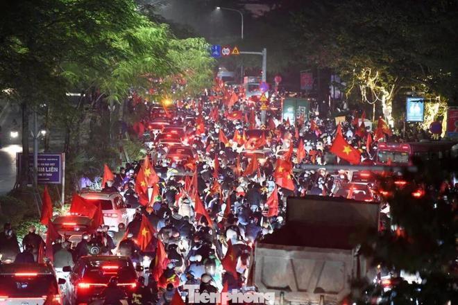 越南球队实现逆转，引爆全场