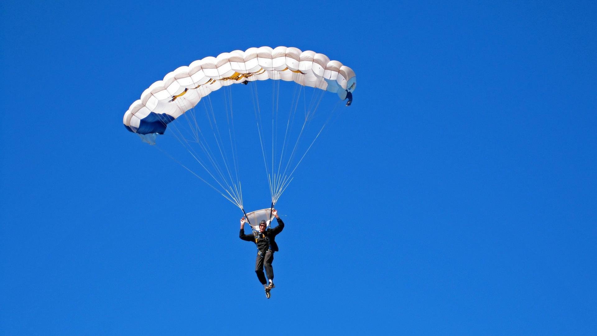 跨界争锋，从葡萄牙鏖战尼日利亚到阿坎吉F1赛道上的终极接管