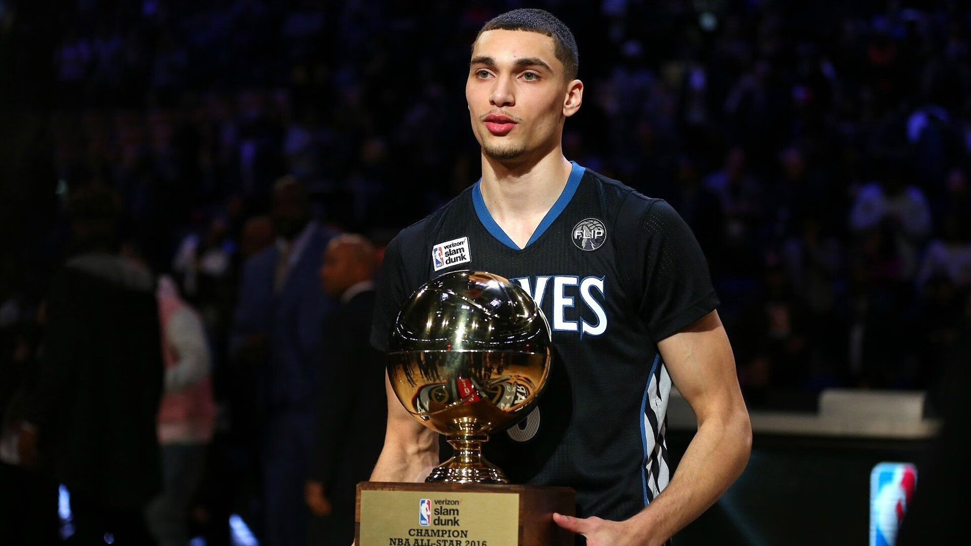 当步行者跨越马刺的河流，布克在德甲战场升起太阳—体育世界里唯一的重叠瞬间